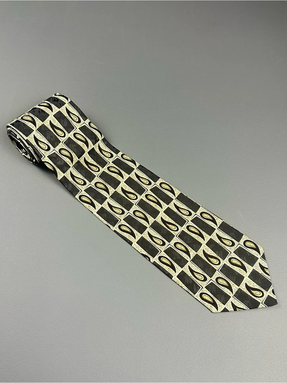 VR Vito Rufolo Handmade Italy 100% Silk Tie Black Gold Geometric Paisley 3 7/8